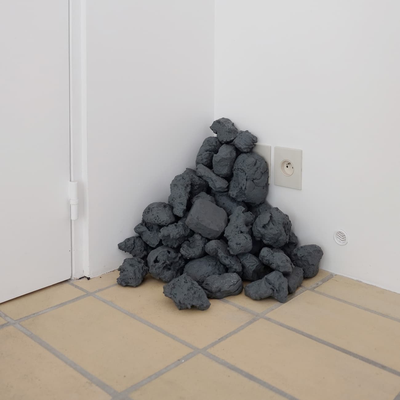 Home Affairs LES 3 PIERRES / 3 STONES